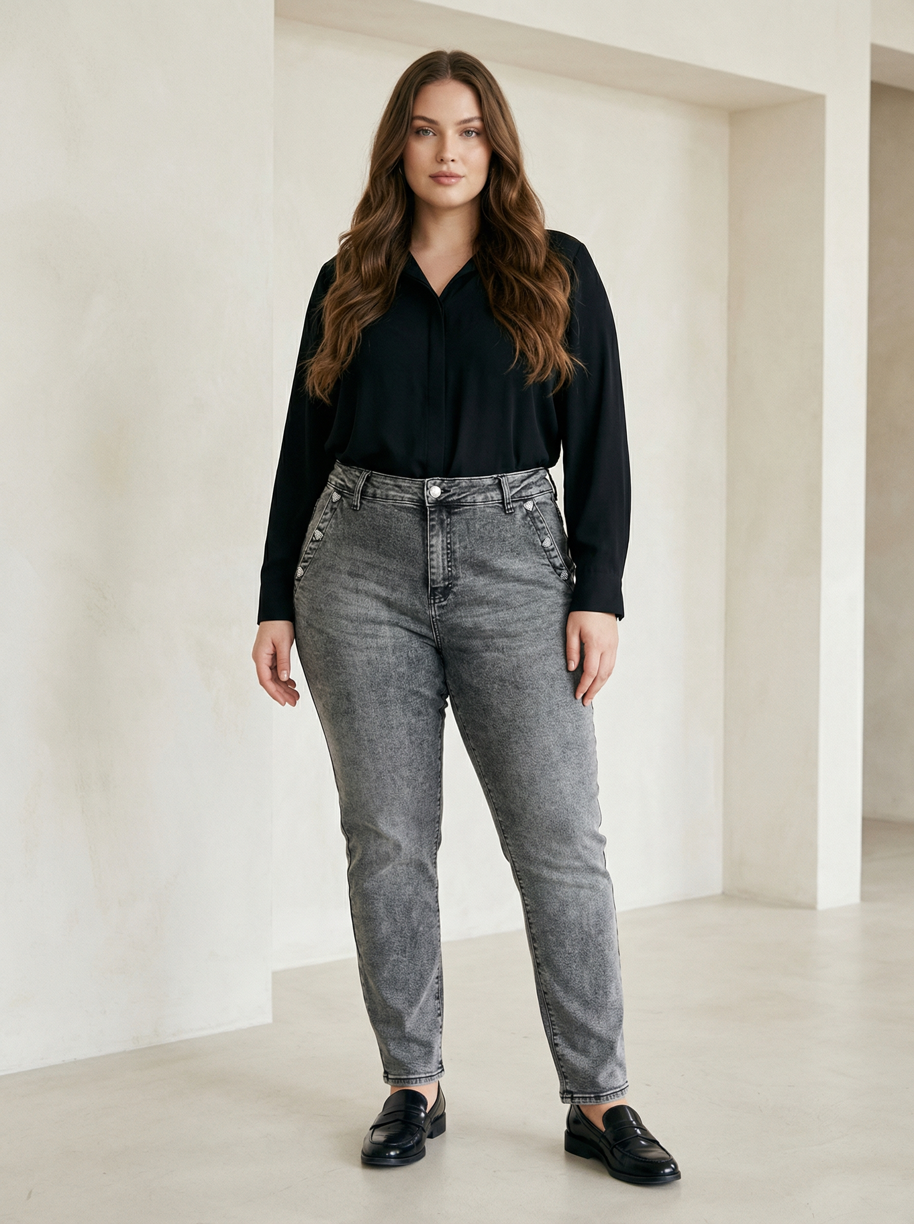ΕΛΑΣΤΙΚΟ ΓΚΡΙ ΤΖΙΝ ΜΕ ΜΟΝΤΕΡΝΑ ΕΜΦΑΝΙΣΗ PLUS SIZE