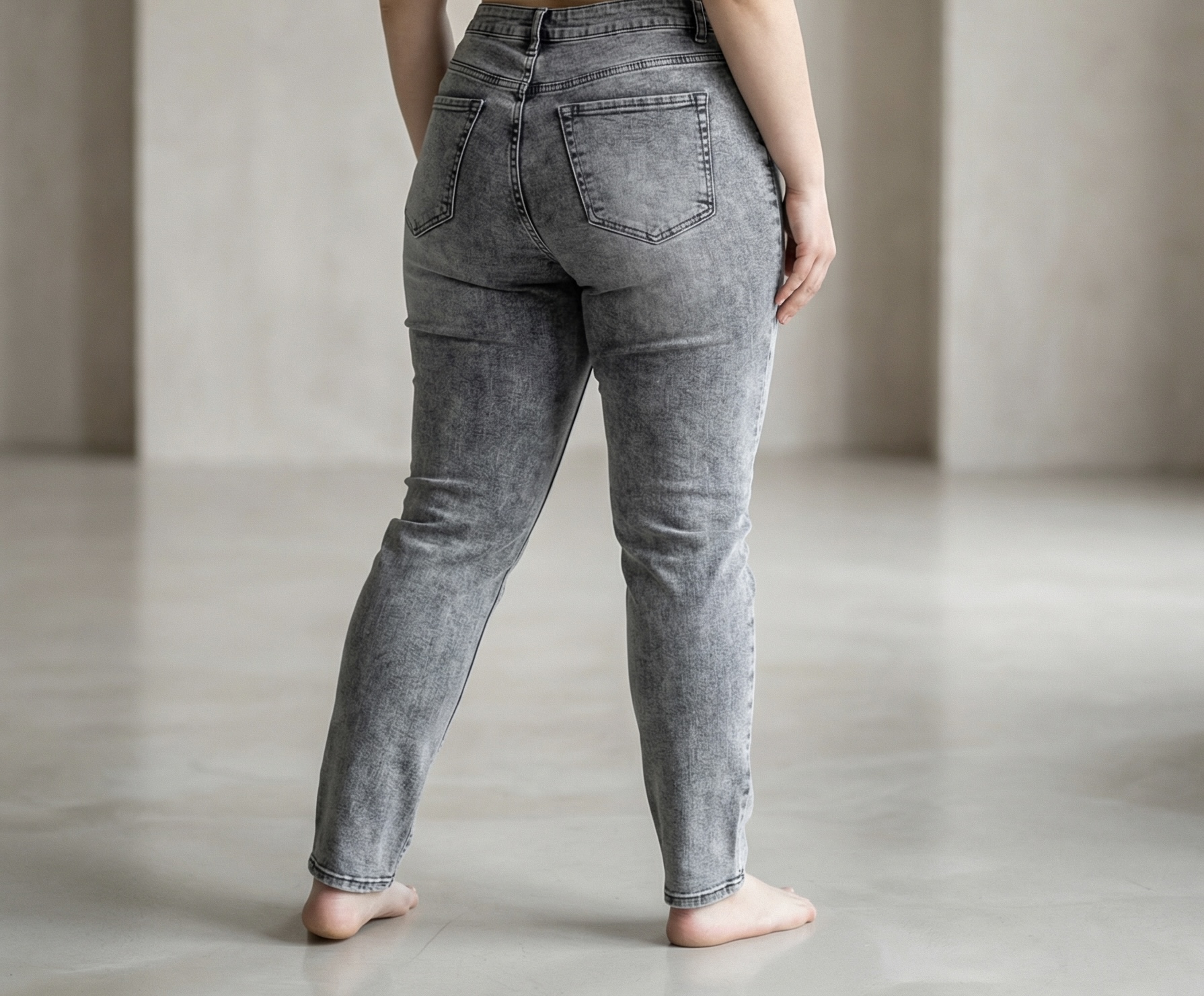 ΕΛΑΣΤΙΚΟ ΓΚΡΙ ΤΖΙΝ ΜΕ ΜΟΝΤΕΡΝΑ ΕΜΦΑΝΙΣΗ PLUS SIZE