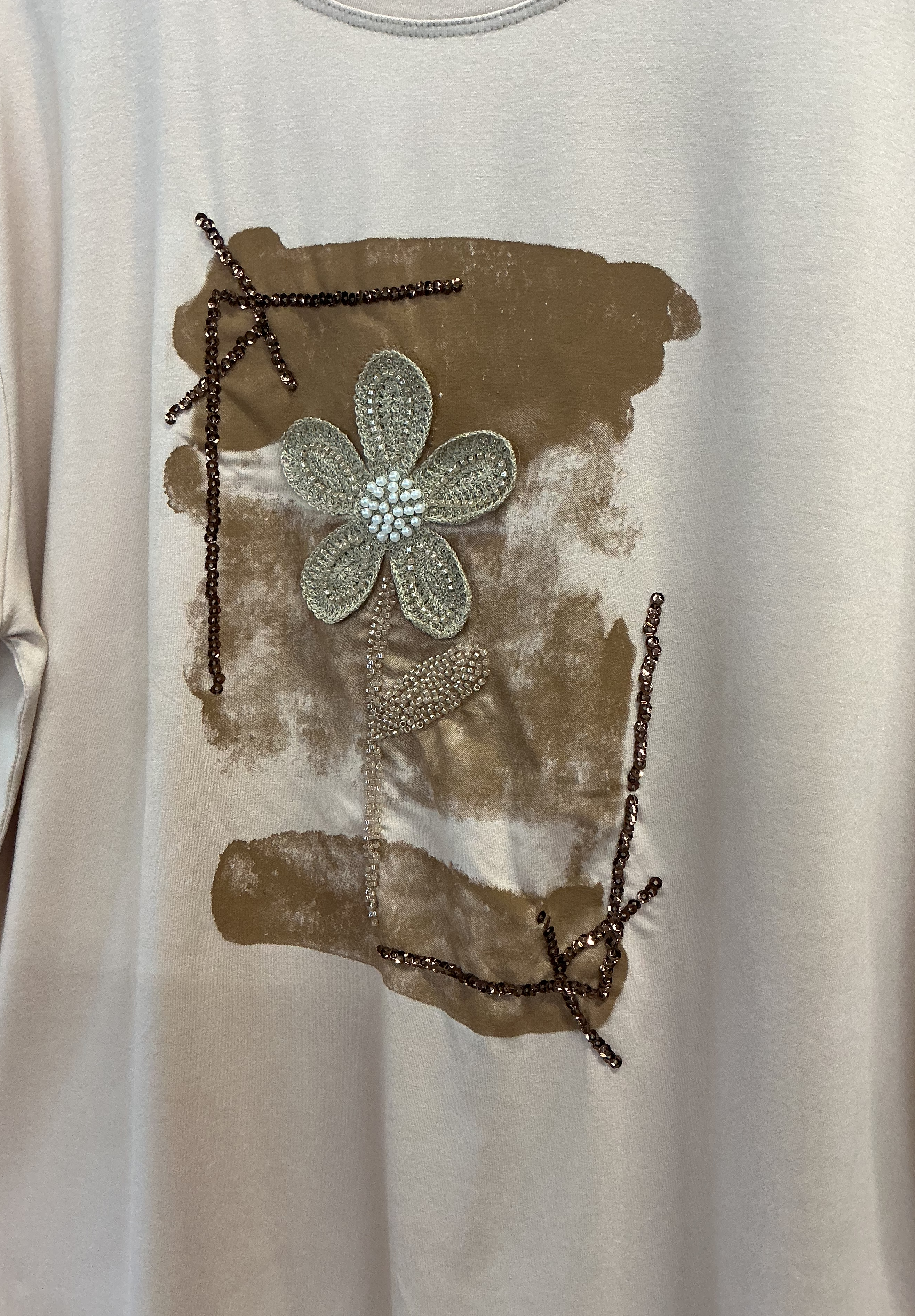 T-SHIRT ΣΕ ΧΡΩΜΑ NUDE ΜΕ ΟΜΟΡΦΟ ΚΕΝΤΗΜΑ ΛΟΥΛΟΥΔΙΟΥ 