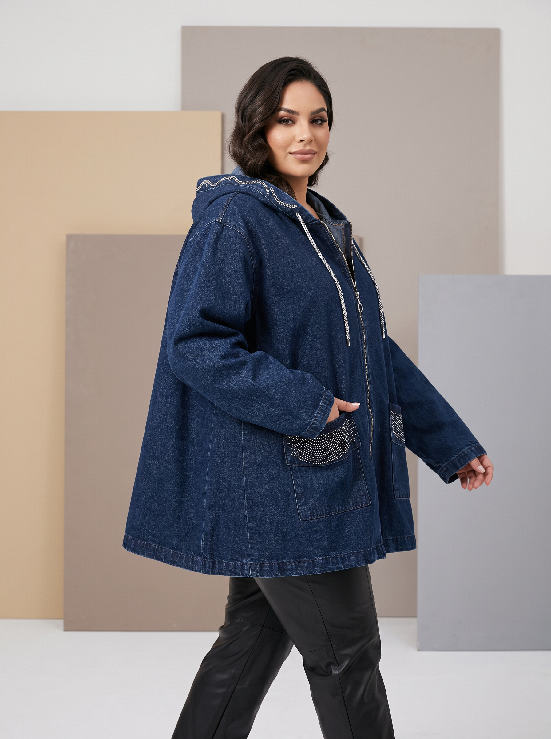 ΜΑΞΙ DENIM ΜΠΟΥΦΑΝ ΜΕ ΜΟΝΤΕΡΝΑ ΕΜΦΑΝΙΣΗ ΚΑΙ ΔΙΑΚΡΙΤΙΚΗ ΛΑΜΨΗ ΑΠΟ ΣΤΡΑΣ