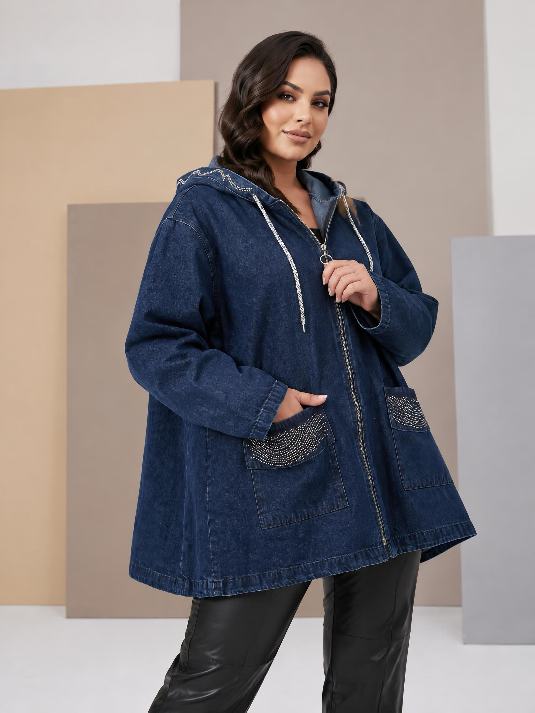 ΜΑΞΙ DENIM ΜΠΟΥΦΑΝ ΜΕ ΜΟΝΤΕΡΝΑ ΕΜΦΑΝΙΣΗ ΚΑΙ ΔΙΑΚΡΙΤΙΚΗ ΛΑΜΨΗ ΑΠΟ ΣΤΡΑΣ
