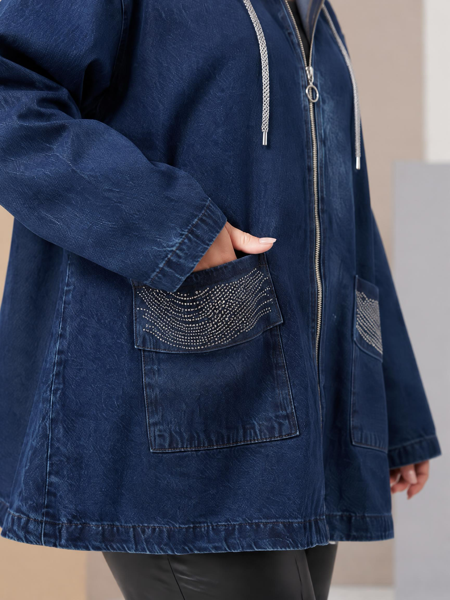 ΜΑΞΙ DENIM ΜΠΟΥΦΑΝ ΜΕ ΜΟΝΤΕΡΝΑ ΕΜΦΑΝΙΣΗ ΚΑΙ ΔΙΑΚΡΙΤΙΚΗ ΛΑΜΨΗ ΑΠΟ ΣΤΡΑΣ