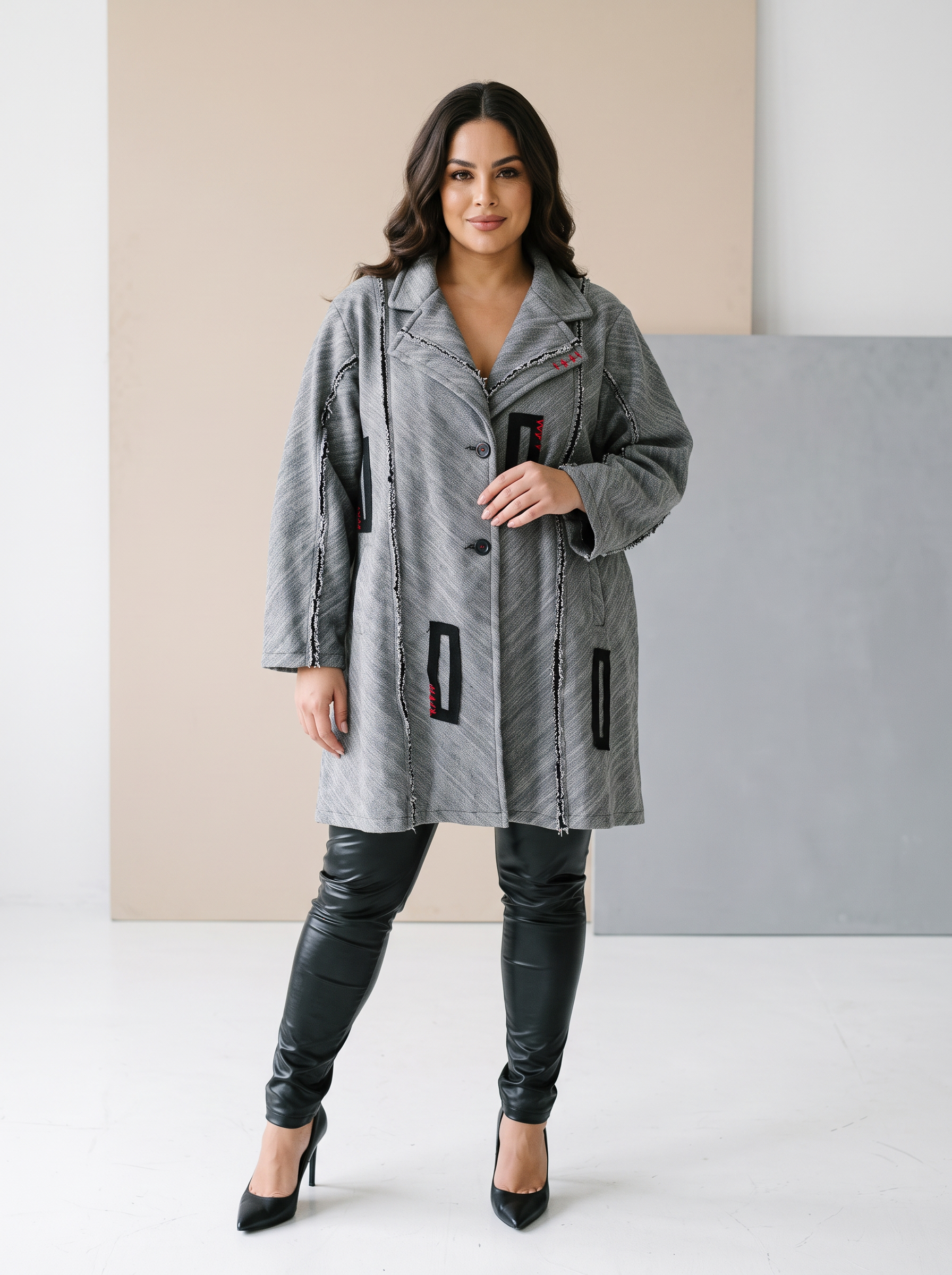 DESIGNER ΜΠΟΥΦΑΝ ΜΕ ΜΟΝΤΕΡΝΑ ΣΙΛΟΥΕΤΑ ΚΑΙ ΕΝΤΥΠΩΣΙΑΚΕΣ ΛΕΠΤΟΜΕΡΕΙΕΣ
