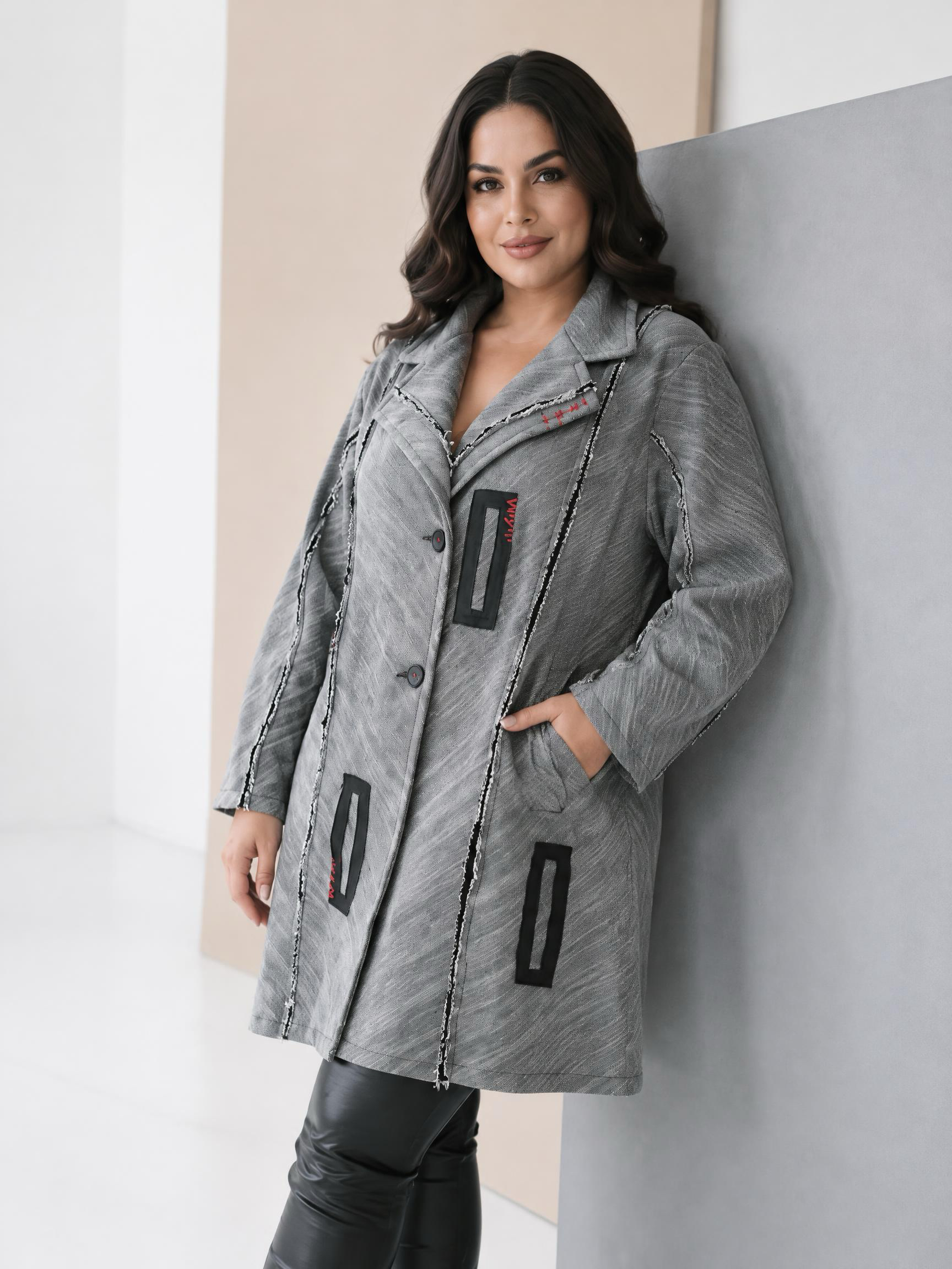 DESIGNER ΜΠΟΥΦΑΝ ΜΕ ΜΟΝΤΕΡΝΑ ΣΙΛΟΥΕΤΑ ΚΑΙ ΕΝΤΥΠΩΣΙΑΚΕΣ ΛΕΠΤΟΜΕΡΕΙΕΣ