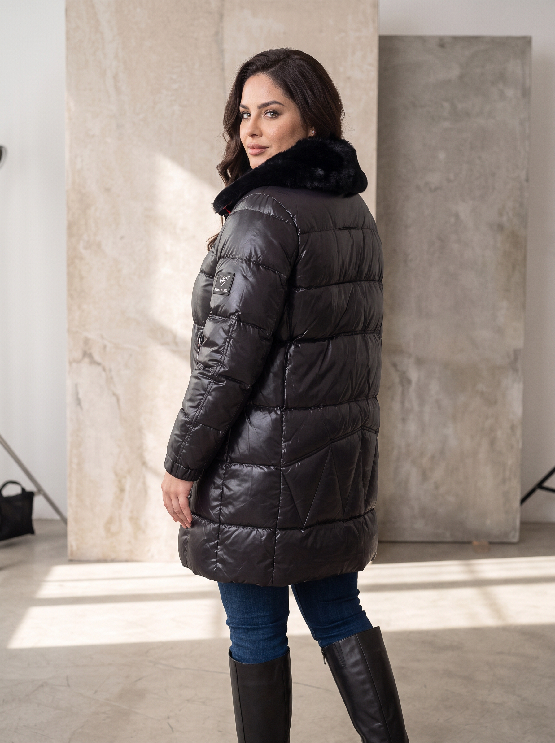 ΧΕΙΜΕΡΙΝΟ ΜΠΟΥΦΑΝ ΣΕ ΜΑΥΡΟ ΧΡΩΜΑ ΑΠΟ DESIGNER ΣΕΙΡΑ ΜΕ ΑΦΡΑΤΟ ΓΙΑΚΑ ΣΕ ΜΕΓΑΛΑ ΜΕΓΕΘΗ