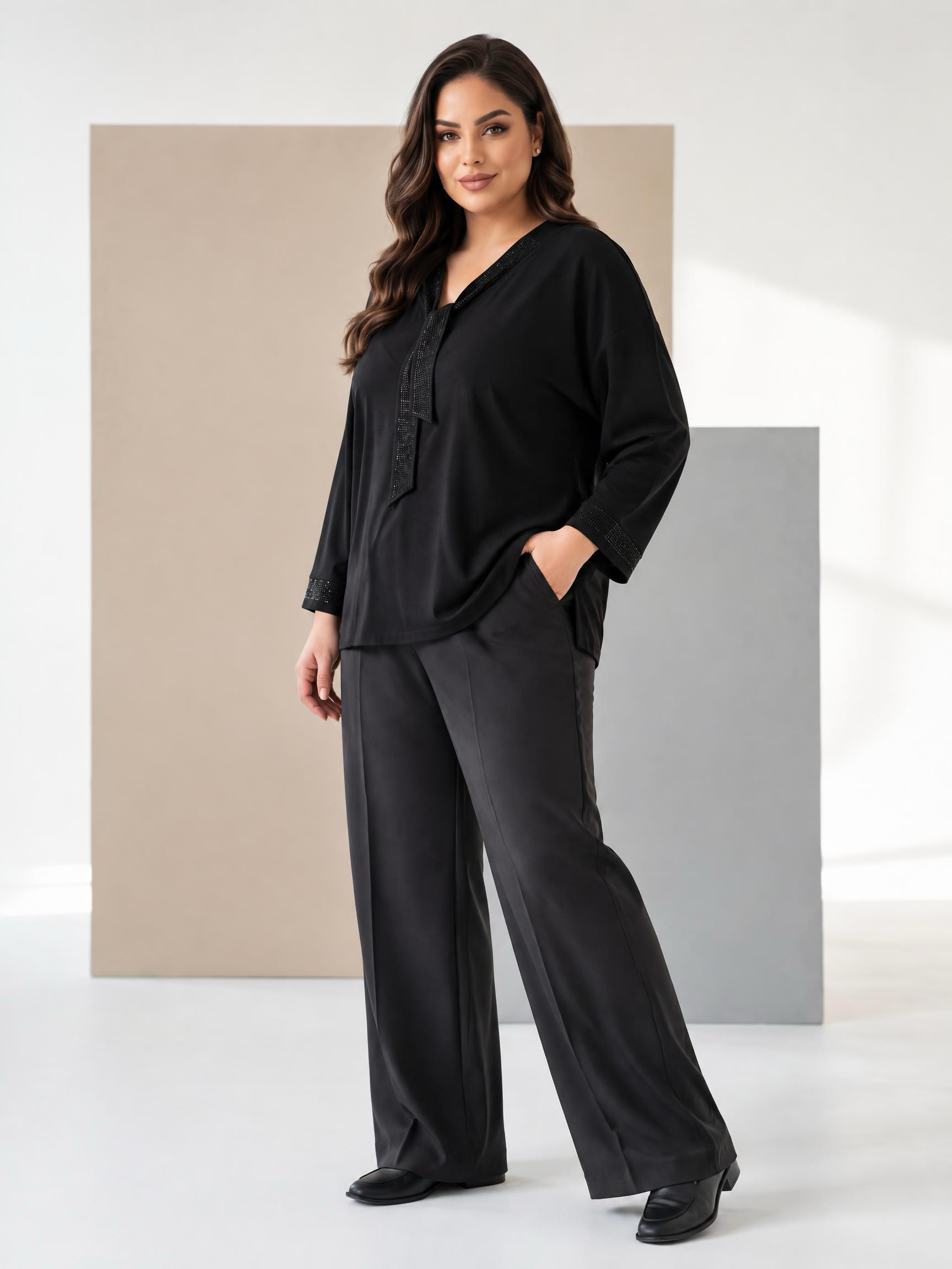 ΚΟΜΨΗ ΜΠΛΟΥΖΑ ΜΕ ΟΜΟΡΦΟ ΝΤΕΚΟΛΤΕ PLUS SIZE ΣΕ ΜΑΥΡΟ ΧΡΩΜΑ