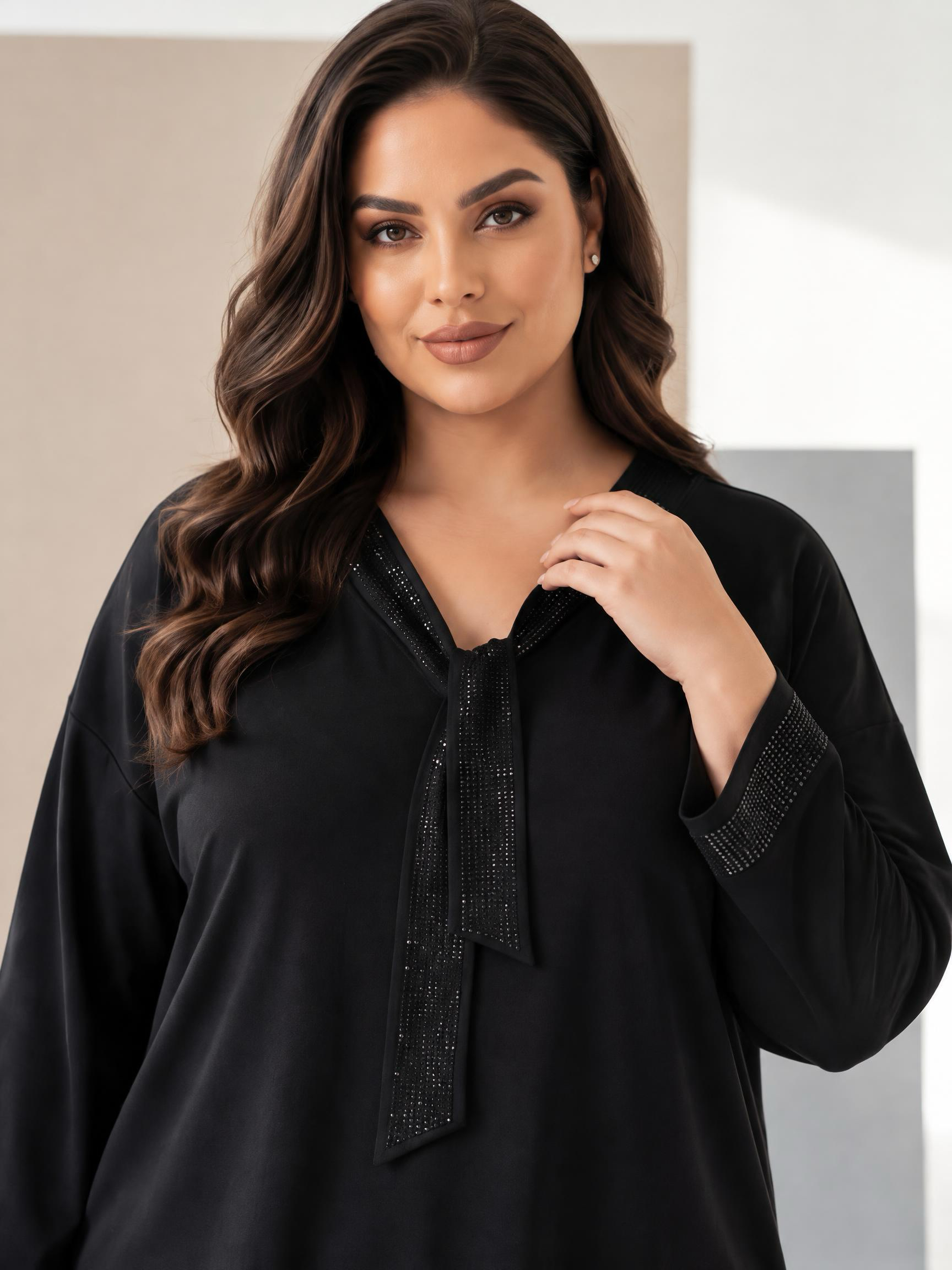 ΚΟΜΨΗ ΜΠΛΟΥΖΑ ΜΕ ΟΜΟΡΦΟ ΝΤΕΚΟΛΤΕ PLUS SIZE ΣΕ ΜΑΥΡΟ ΧΡΩΜΑ