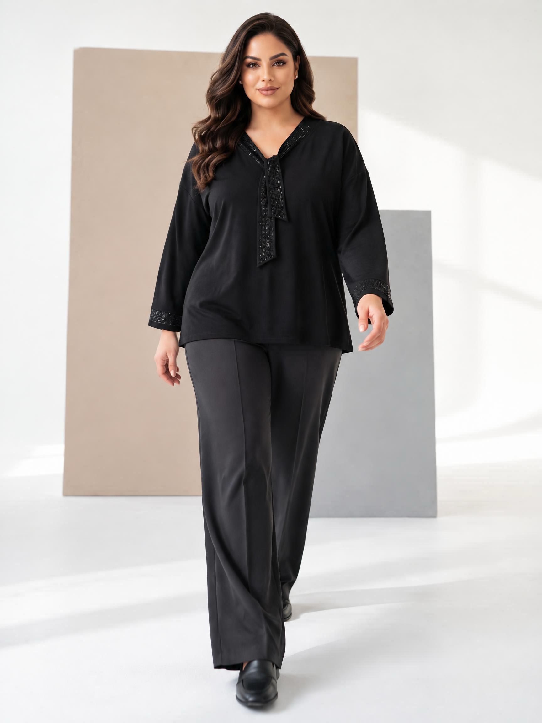 ΚΟΜΨΗ ΜΠΛΟΥΖΑ ΜΕ ΟΜΟΡΦΟ ΝΤΕΚΟΛΤΕ PLUS SIZE ΣΕ ΜΑΥΡΟ ΧΡΩΜΑ