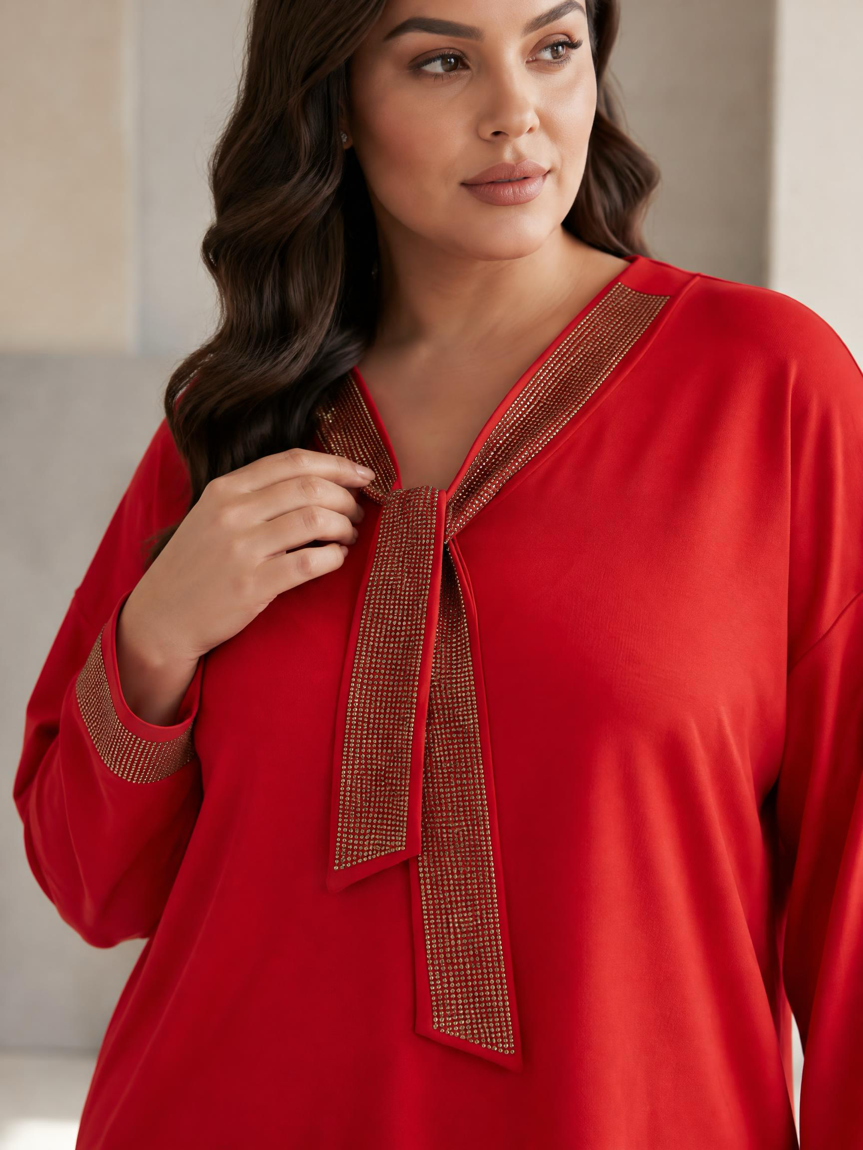 ΚΟΜΨΗ ΜΠΛΟΥΖΑ ΜΕ ΟΜΟΡΦΟ ΝΤΕΚΟΛΤΕ PLUS SIZE ΣΕ ΚΟΚΚΙΝΟ ΧΡΩΜΑ