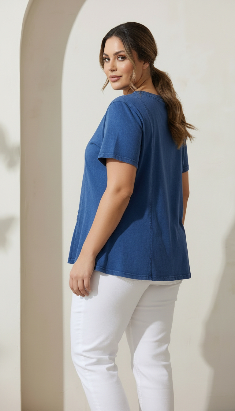 ΕΝΔΙΑΦΕΡΟΥΣΑ ΒΑΜΒΑΚΕΡΗ ΜΠΛΟΥΖΑ ΤΥΠΟΥ DENIM ΜΕ ΚΟΡΔΟΝΙΑ ΣΤΟ ΝΤΕΚΟΛΤΕ