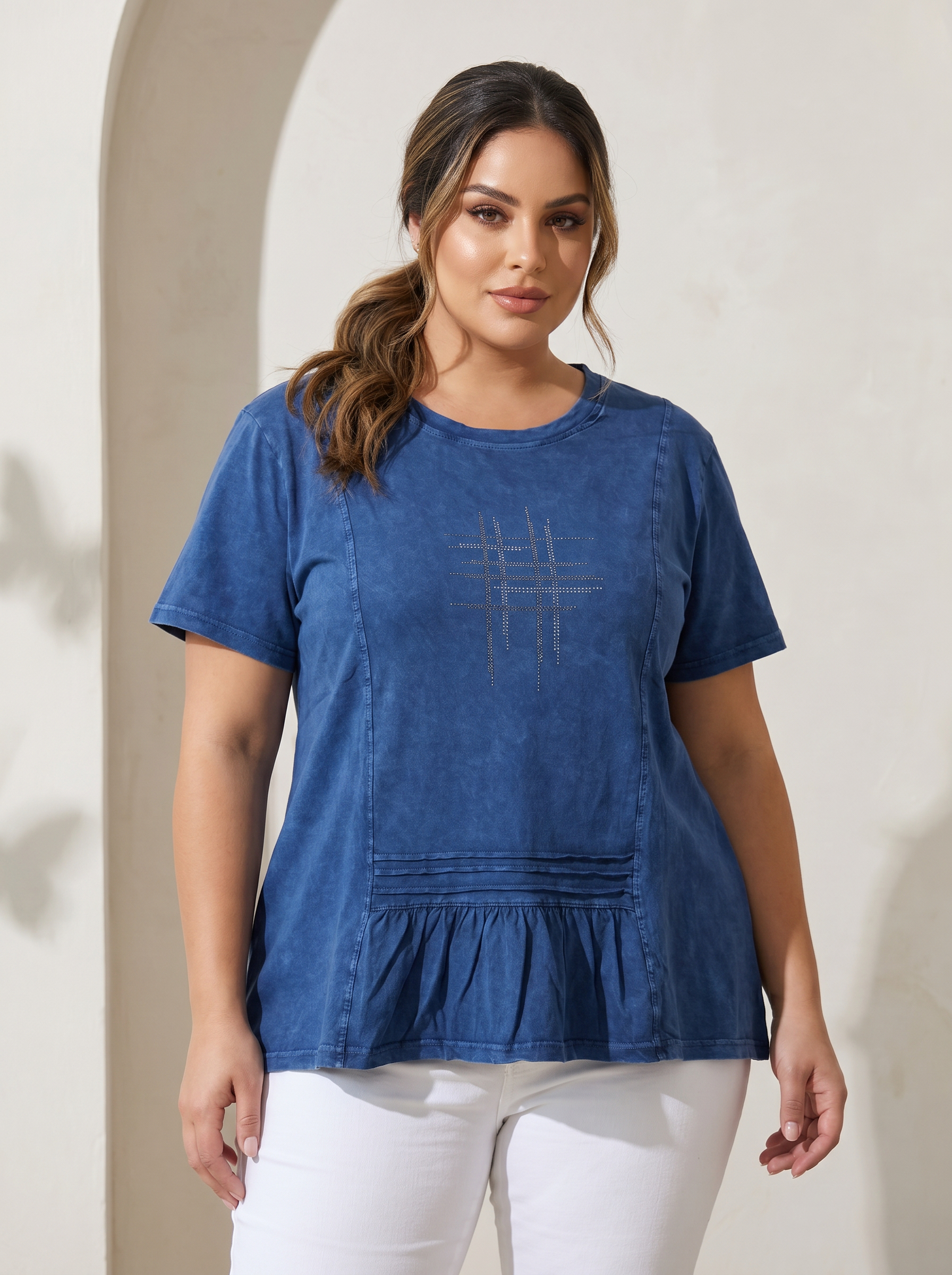 ΕΝΔΙΑΦΕΡΟΥΣΑ ΒΑΜΒΑΚΕΡΗ ΜΠΛΟΥΖΑ ΤΥΠΟΥ DENIM ΜΕ ΚΟΡΔΟΝΙΑ ΣΤΟ ΝΤΕΚΟΛΤΕ
