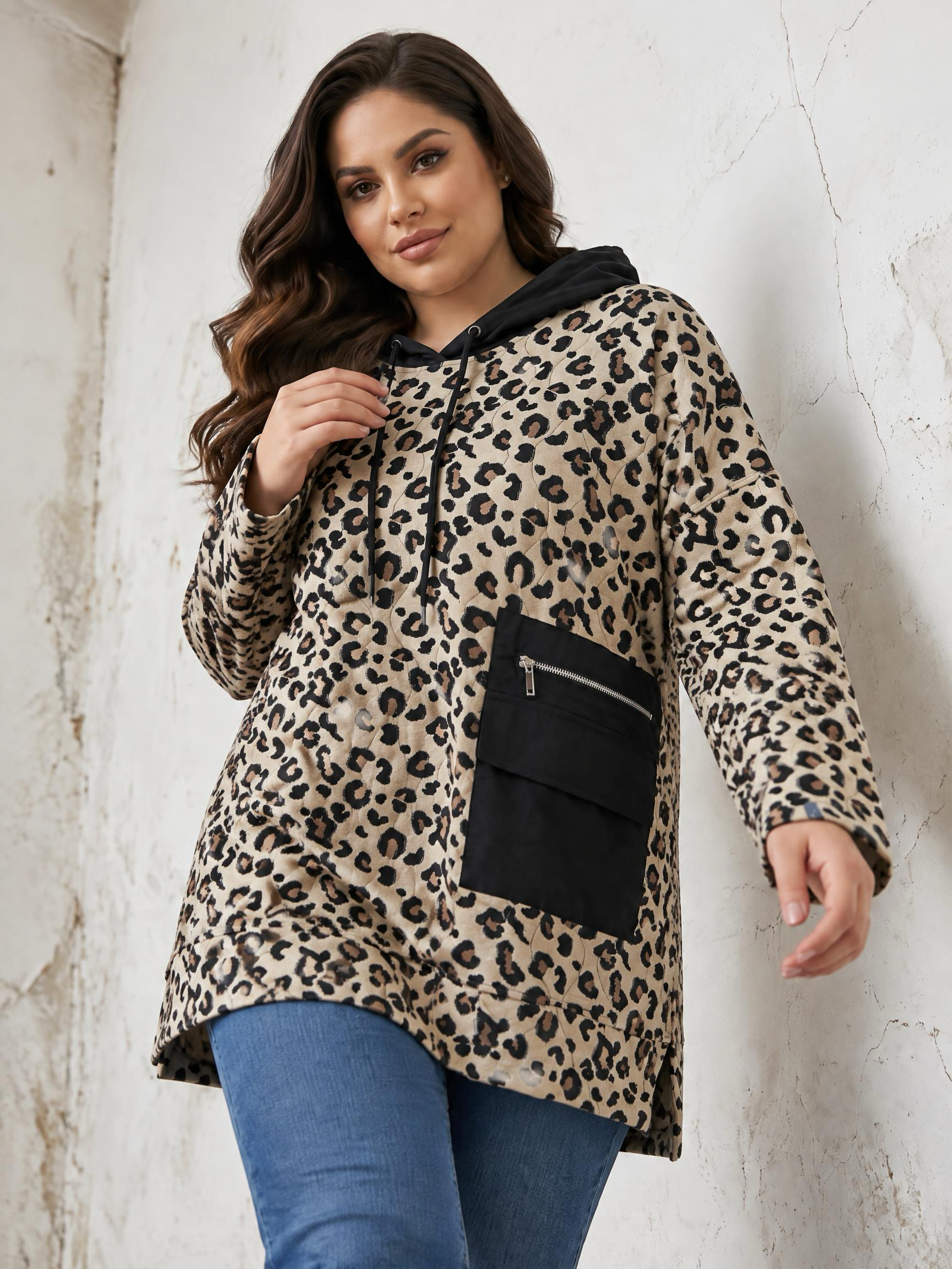 ΓΥΝΑΙΚΕΙΟ SWEATSHIRT ΜΕ ΛΕΟΠΑΡ ΣΧΕΔΙΟ ΚΑΙ ΚΟΥΚΟΥΛΑ PLUS SIZE