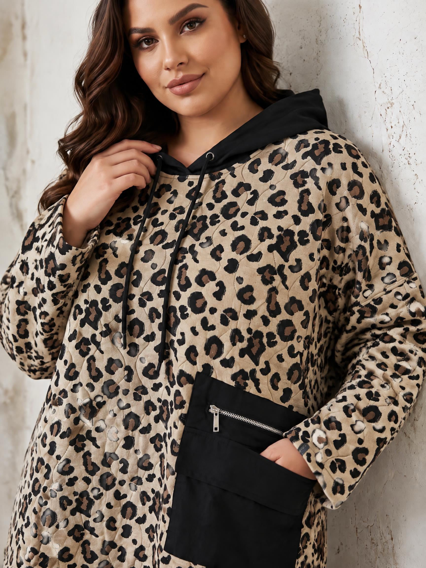 ΓΥΝΑΙΚΕΙΟ SWEATSHIRT ΜΕ ΛΕΟΠΑΡ ΣΧΕΔΙΟ ΚΑΙ ΚΟΥΚΟΥΛΑ PLUS SIZE