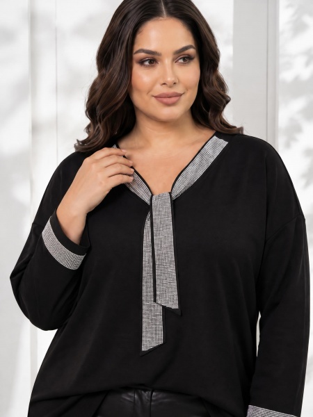 ΚΟΜΨΗ ΜΠΛΟΥΖΑ ΜΕ ΟΜΟΡΦΟ ΝΤΕΚΟΛΤΕ – PLUS SIZE ΜΟΝΤΕΛΟ