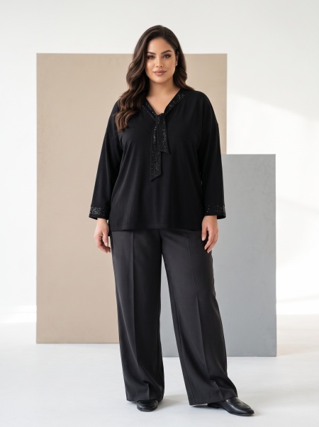 ΚΟΜΨΗ ΜΠΛΟΥΖΑ ΜΕ ΟΜΟΡΦΟ ΝΤΕΚΟΛΤΕ PLUS SIZE ΣΕ ΜΑΥΡΟ ΧΡΩΜΑ